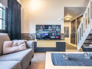 TV a/nebo společenská místnost v ubytování Holiday Home Teerenpesue f 52 taiga by Interhome + 11 fotografií