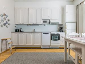 Kuchyň nebo kuchyňský kout v ubytování Holiday Home Outapailakka j 5 by Interhome