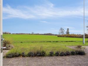 una puerta con vistas a un campo verde en Holiday Home Mimi - all inclusive - 800m to the inlet by Interhome en Rørvig