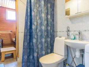 Koupelna v ubytování Holiday Home Outapailakka j 7 by Interhome + 5 fotografií