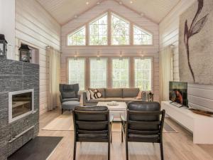 un salon avec un canapé et une cheminée dans l'établissement Holiday Home Sokosti by Interhome, à Saariselka