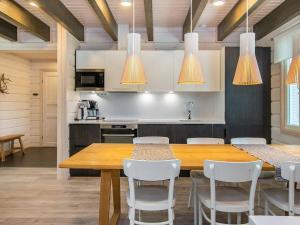 une cuisine et une salle à manger avec une table et des chaises en bois dans l'établissement Holiday Home Sokosti by Interhome, à Saariselka