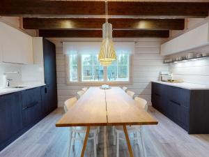 une cuisine avec une table en bois et une salle à manger dans l'établissement Holiday Home Sokosti by Interhome, à Saariselka