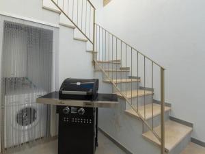 Cette chambre comprend une table avec un grill et des escaliers. dans l'établissement Holiday Home Sillot by Interhome, à S'illot