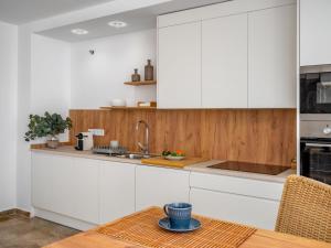 une cuisine avec des placards blancs et un comptoir en bois dans l'établissement Apartment Los Almendros I by Interhome, à Marbella