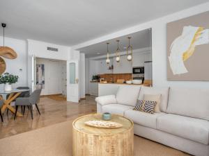 uma sala de estar com um sofá e uma mesa em Apartment Los Almendros I by Interhome em Marbella