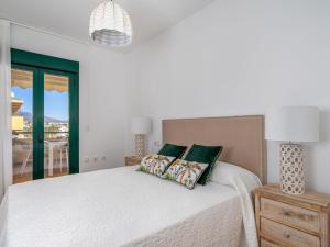 - une chambre blanche avec un lit et une fenêtre dans l'établissement Apartment Los Almendros I by Interhome, à Marbella