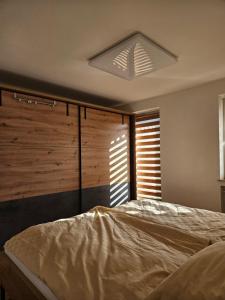 ein Schlafzimmer mit einem großen Bett und einem Fenster in der Unterkunft Ferienwohnung Alpencity in Garmisch-Partenkirchen