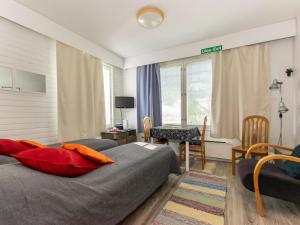 1 dormitorio con 2 camas, mesa y silla en Holiday Home Rautulampi g 20 by Interhome, en Saariselkä