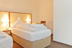 Postel nebo postele na pokoji v ubytování Hotel Ganita Weil am Rhein