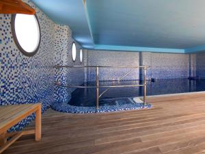 Habitación con azulejos azules y blancos en la pared en Apartment Sunseeker Hipocampos by Interhome en Calpe