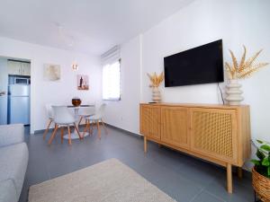 sala de estar con TV de pantalla plana en la pared en Apartment Sunseeker Hipocampos by Interhome en Calpe