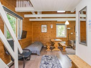 una camera con letto e scrivania in una casa di Holiday Home Saunamökki 4 by Interhome a Karvio