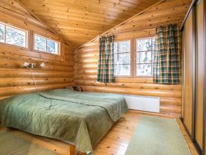 Säng eller sängar i ett rum på Holiday Home Aurinkoinen cottage by Interhome