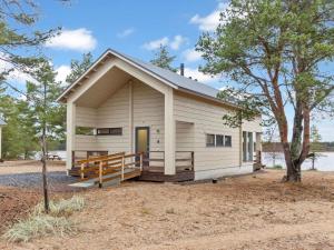 une petite cabine blanche avec une terrasse couverte dans l'établissement Holiday Home Siika by Interhome, à Hailuoto