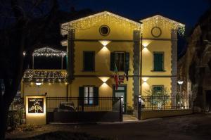 une maison décorée de lumières de Noël la nuit dans l'établissement Hotel Ca' di Gali, à Sasso Marconi