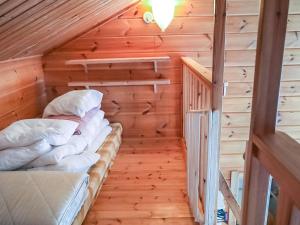 um quarto com uma cama numa parede de madeira em Holiday Home Joutsenlaulu by Interhome em Sirkka