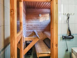 uma sauna de madeira numa casa minúscula em Holiday Home Joutsenlaulu by Interhome em Sirkka