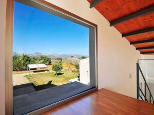 ein großes Fenster in einem Zimmer mit Blick auf den Hof in der Unterkunft Holiday Home Caleu by Interhome in Binissalem + 22 Fotos