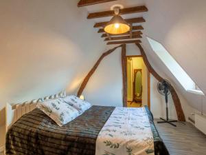 ein Schlafzimmer mit einem Bett mit einer Decke in der Unterkunft Holiday Home Chez Lulu-2 by Interhome in Saint-Nicolas-dʼAliermont