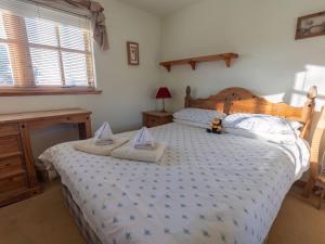 sypialnia z łóżkiem z 2 materacami w obiekcie Apartment Millar House by Interhome w mieście Inverness