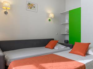 um quarto com duas camas e uma parede verde em Apartment Le Château de Kergonano-11 by Interhome em Baden