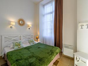 um quarto com uma cama grande e uma janela em Apartment Le Château de Kergonano-11 by Interhome em Baden
