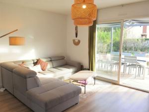 ein Wohnzimmer mit einem Sofa und einem Tisch in der Unterkunft Villa Le Faré by Interhome in Azur