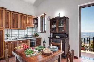 una cucina con tavolo e frutta e verdura di Ginestra beach suite a Massa Lubrense