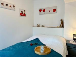 Un dormitorio con una cama con una bandeja encima. en Holiday Home Joannie by Interhome, en Saint-Brevin-les-Pins