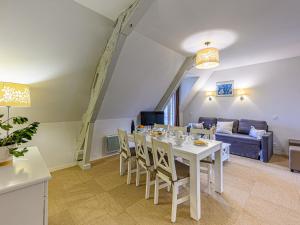 Una sala de estar con una mesa blanca y un sofá. en Apartment Château De Kergonano-19 by Interhome, en Baden 26 fotos más