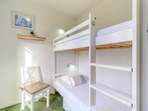 Katil dua tingkat atau katil-katil dua tingkat dalam bilik di Apartment Le Château de Kergonano-7 by Interhome
