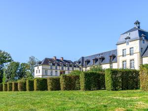 un grand bâtiment avec une haie devant lui dans l'établissement Apartment Le Château de Kergonano-7 by Interhome, à Baden