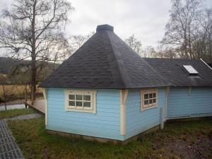 una casa azul con techo negro en Chalet Corbet by Interhome en Drumnadrochit