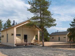 un grand bâtiment avec un arbre devant dans l'établissement Holiday Home Taimen by Interhome, à Hailuoto