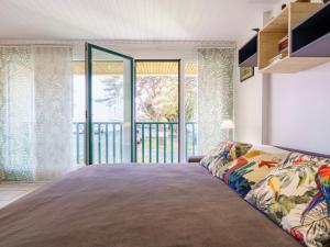 - une chambre avec un grand lit et de grandes fenêtres dans l'établissement Studio Eskualduna by Interhome, à Saint-Jean-de-Luz