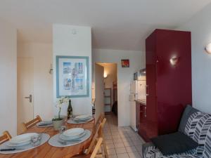 ein Wohnzimmer mit einem Esstisch und einer Küche in der Unterkunft Apartment Hameau de Talaris-16 by Interhome in Les Mathes