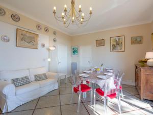 Posezení v ubytování Holiday Home Anthala by Interhome