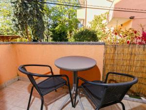 un tavolo e 2 sedie su un patio di Apartment Alice by Interhome a Balatonföldvár