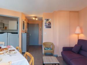een woonkamer met een bank en een tafel bij Apartment Parc de Pontaillac-30 by Interhome in Vaux-sur-Mer