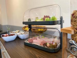 a container of food on a counter with food at New York Appartement in Bad Salzuflen