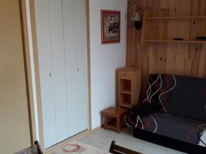 a small room with a bed and a shelf at Studio Valloire, 1 pièce, 4 personnes - FR-1-263-5 in Valloire