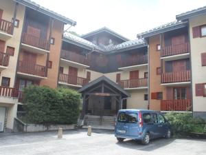 a blue van parked in front of a building at Studio Valloire, 1 pièce, 4 personnes - FR-1-263-5 in Valloire