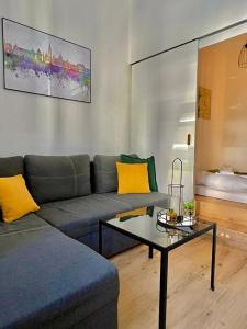 een woonkamer met een bank en een salontafel bij JS Design Apartment in Graz