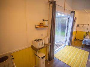 um quarto com uma janela e uma mesa com uma máquina de costura em Chalet Dougie's by Interhome em Drumnadrochit
