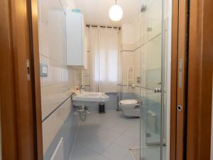 y baño con aseo, lavabo y ducha. en Apartment La Corleta-1 by Interhome, en Ovaro