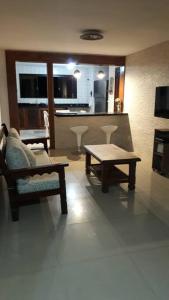 - un salon avec un canapé et une table basse dans l'établissement Casa completa + área gourmet, à Búzios