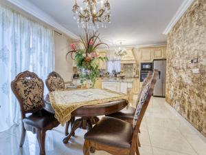 - une salle à manger avec une table et des chaises dans l'établissement Holiday Home Villa Palazzo by Interhome, à Lovran