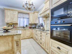 una cucina con armadi in legno e forno blu di Holiday Home Villa Palazzo by Interhome a Lovran (Laurana)