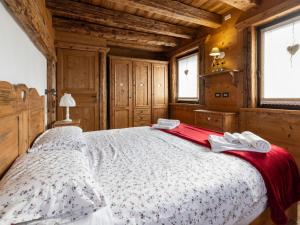 1 dormitorio con 1 cama en una habitación con techos de madera en Apartment by Interhome, 